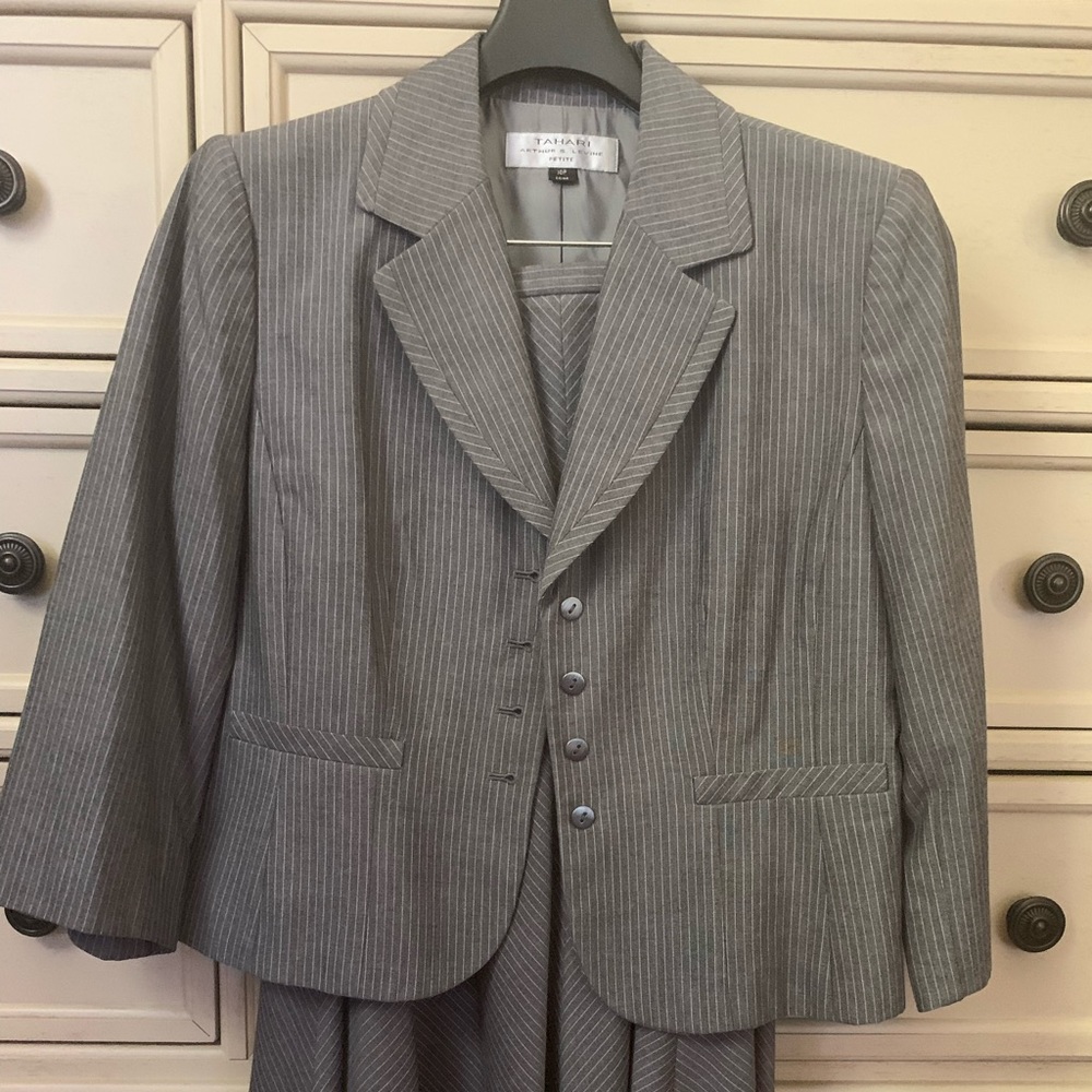 Tahari 2 piece suit size 10p